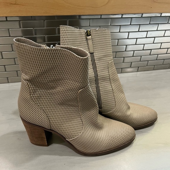 Hinge Daphne Bootie Almond Toe Perforated Leather, Size 9.5 - Picture 4 of 6